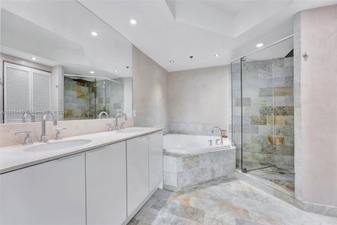 Condo in Sunrise, Florida, 2 bedrooms  № 1944119 - photo 17