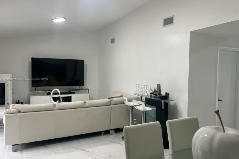 Villa ou maison à vendre à Miami Gardens, Floride: 3 chambres, 131.55 m2 № 1981812 - photo 4