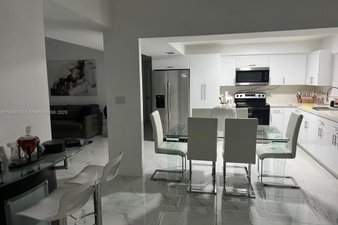 Villa ou maison à vendre à Miami Gardens, Floride: 3 chambres, 131.55 m2 № 1981812 - photo 5