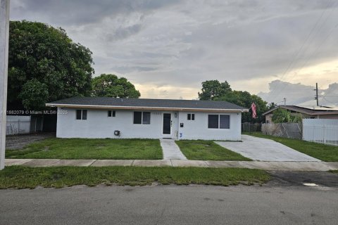 Villa ou maison à vendre à Miami Gardens, Floride: 3 chambres, 131.55 m2 № 1981812 - photo 1