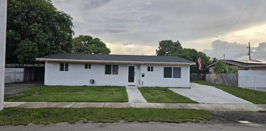 Villa ou maison à Miami Gardens, Floride 3 chambres, 131.55 m2 № 1981812