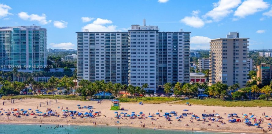 Condominio en Pompano Beach, Florida, 2 dormitorios № 1987865