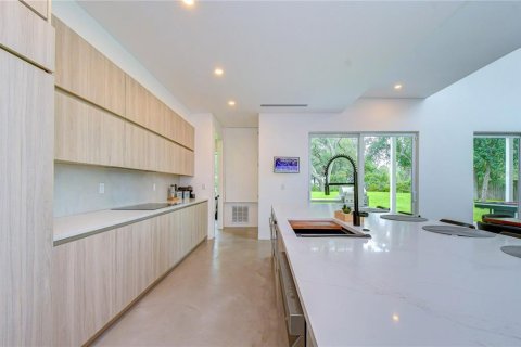 House in Tampa, Florida 4 bedrooms, 280.01 sq.m. № 2236780 - photo 15
