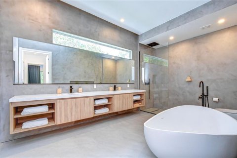 House in Tampa, Florida 4 bedrooms, 280.01 sq.m. № 2236780 - photo 24