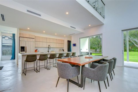 House in Tampa, Florida 4 bedrooms, 280.01 sq.m. № 2236780 - photo 9