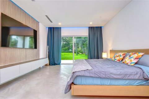House in Tampa, Florida 4 bedrooms, 280.01 sq.m. № 2236780 - photo 20