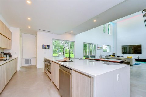 House in Tampa, Florida 4 bedrooms, 280.01 sq.m. № 2236780 - photo 14