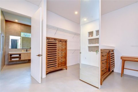 House in Tampa, Florida 4 bedrooms, 280.01 sq.m. № 2236780 - photo 21