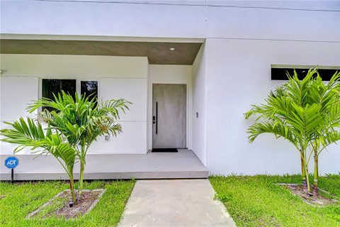 House in Tampa, Florida 4 bedrooms, 280.01 sq.m. № 2236780 - photo 2