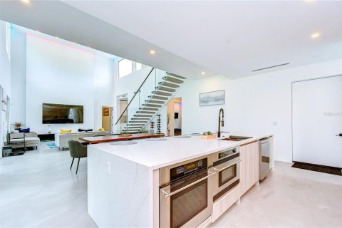 House in Tampa, Florida 4 bedrooms, 280.01 sq.m. № 2236780 - photo 17