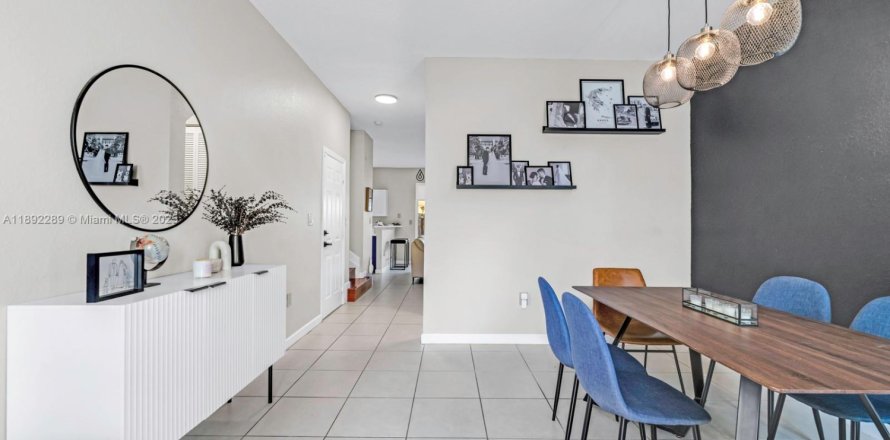 Townhouse in Miami, Florida 3 bedrooms, 145.3 sq.m. № 2025731