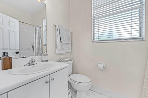 Townhouse in Miami, Florida 3 bedrooms, 145.3 sq.m. № 2025731 - photo 16