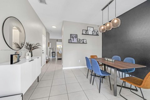 Townhouse in Miami, Florida 3 bedrooms, 145.3 sq.m. № 2025731 - photo 2