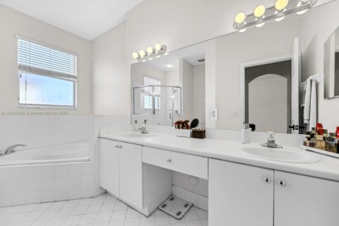 Townhouse in Miami, Florida 3 bedrooms, 145.3 sq.m. № 2025731 - photo 20