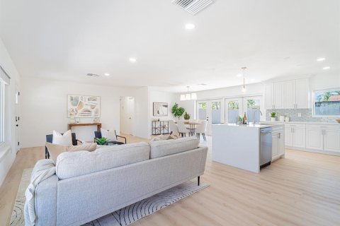 House in Saint Petersburg, Florida 3 bedrooms, 132.85 sq.m. № 2345298 - photo 15