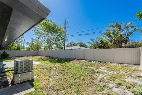 House in Saint Petersburg, Florida 3 bedrooms, 132.85 sq.m. № 2345298 - photo 26