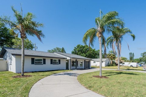 House in Saint Petersburg, Florida 3 bedrooms, 132.85 sq.m. № 2345298 - photo 29