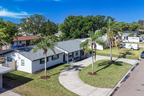 House in Saint Petersburg, Florida 3 bedrooms, 132.85 sq.m. № 2345298 - photo 3