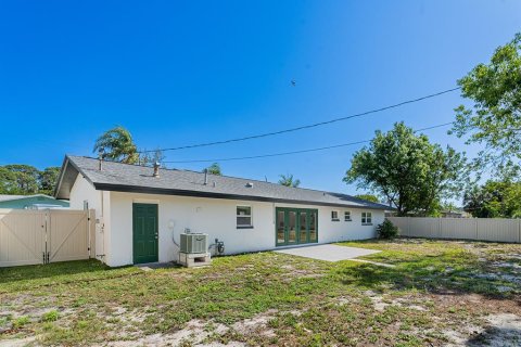 House in Saint Petersburg, Florida 3 bedrooms, 132.85 sq.m. № 2345298 - photo 25