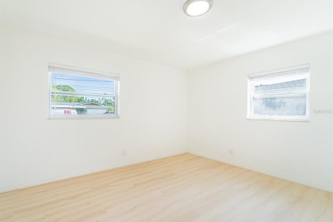 House in Saint Petersburg, Florida 3 bedrooms, 132.85 sq.m. № 2345298 - photo 21