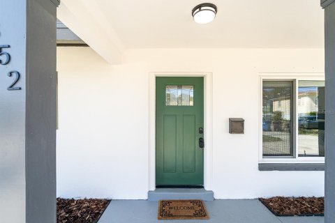 House in Saint Petersburg, Florida 3 bedrooms, 132.85 sq.m. № 2345298 - photo 4