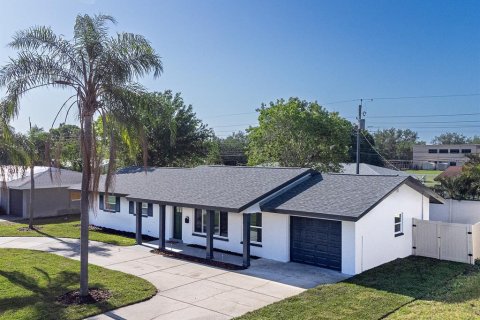 House in Saint Petersburg, Florida 3 bedrooms, 132.85 sq.m. № 2345298 - photo 2