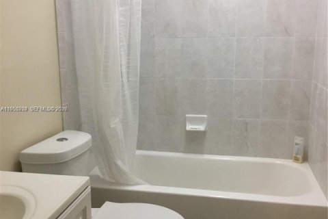 Condominio en alquiler en Miami, Florida, 2 dormitorios, 86.96 m2 № 2011088 - foto 9