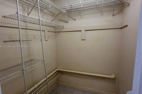 Condominio en alquiler en Miami, Florida, 2 dormitorios, 86.96 m2 № 2011088 - foto 18