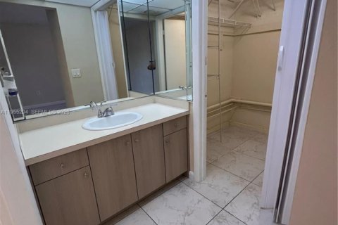 Condominio en alquiler en Miami, Florida, 2 dormitorios, 86.96 m2 № 2011088 - foto 13