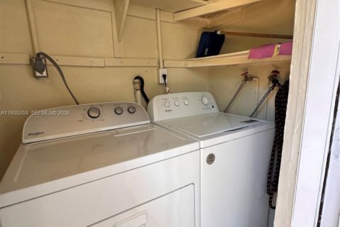 Condominio en alquiler en Miami, Florida, 2 dormitorios, 86.96 m2 № 2011088 - foto 23