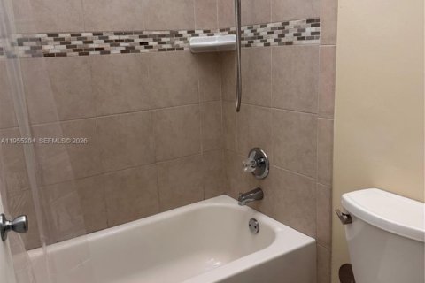 Condominio en alquiler en Miami, Florida, 2 dormitorios, 86.96 m2 № 2011088 - foto 12