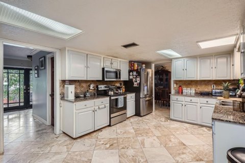 House in Tampa, Florida 5 bedrooms, 257.53 sq.m. № 1821363 - photo 14