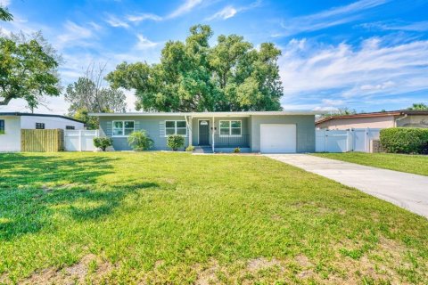 House in Orlando, Florida 3 bedrooms, 142.42 sq.m. № 2395888 - photo 3