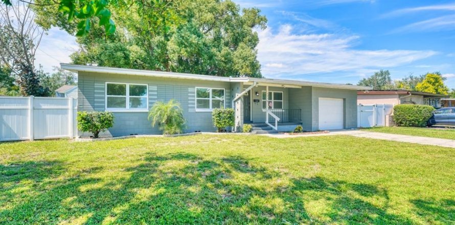 House in Orlando, Florida 3 bedrooms, 142.42 sq.m. № 2395888