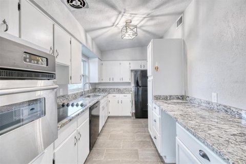 House in Orlando, Florida 3 bedrooms, 142.42 sq.m. № 2395888 - photo 21