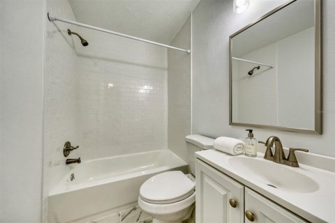 House in Orlando, Florida 3 bedrooms, 142.42 sq.m. № 2395888 - photo 17