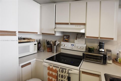 Condo in Miami, Florida, 1 bedroom  № 1888954 - photo 10