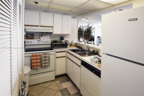 Condo in Miami, Florida, 1 bedroom  № 1888954 - photo 12