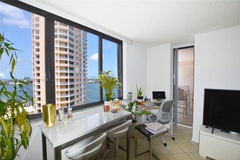 Condo in Miami, Florida, 1 bedroom  № 1888954 - photo 3