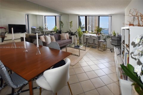 Condo in Miami, Florida, 1 bedroom  № 1888954 - photo 2