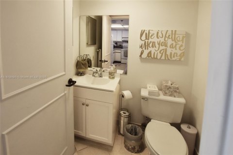 Condo in Miami, Florida, 1 bedroom  № 1888954 - photo 13