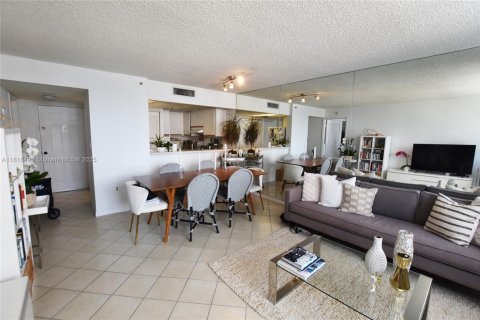 Condo in Miami, Florida, 1 bedroom  № 1888954 - photo 7
