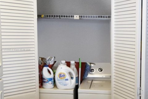 Condo in Miami, Florida, 1 bedroom  № 1888954 - photo 18