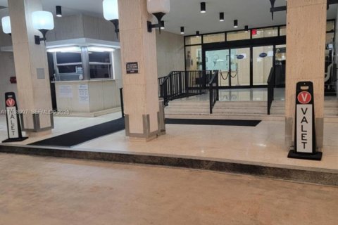 Купить кондоминиум в Халландейл-Бич, Флорида 2 спальни, 130.06м2, № 1997875 - фото 2