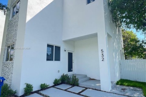 Casa en alquiler en Fort Lauderdale, Florida, 3 dormitorios, 153.29 m2 № 2057828 - foto 2