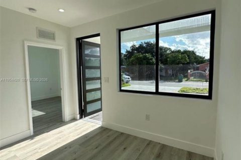 Villa ou maison à louer à Miami Gardens, Floride: 3 chambres, 167.22 m2 № 2010967 - photo 2