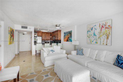 Condo in Miami Beach, Florida, 1 bedroom № 1957571 - photo 7
