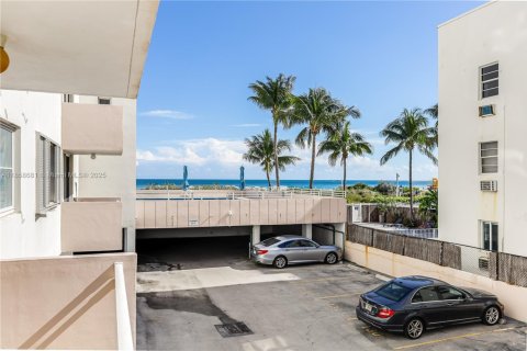 Condo in Miami Beach, Florida, 1 bedroom № 1957571 - photo 5