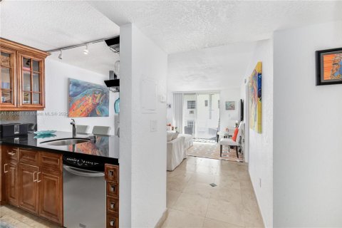 Condo in Miami Beach, Florida, 1 bedroom № 1957571 - photo 2
