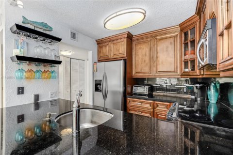 Condo in Miami Beach, Florida, 1 bedroom № 1957571 - photo 10